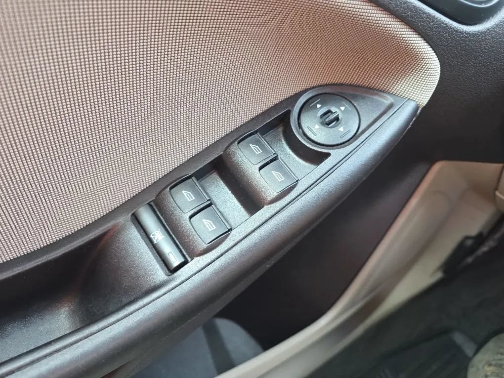 Used 2014 Ford Focus SE w/ SE Winter Package FWD image 22