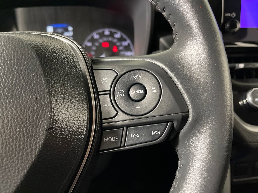 Used 2025 Toyota Corolla Cross LE image 27