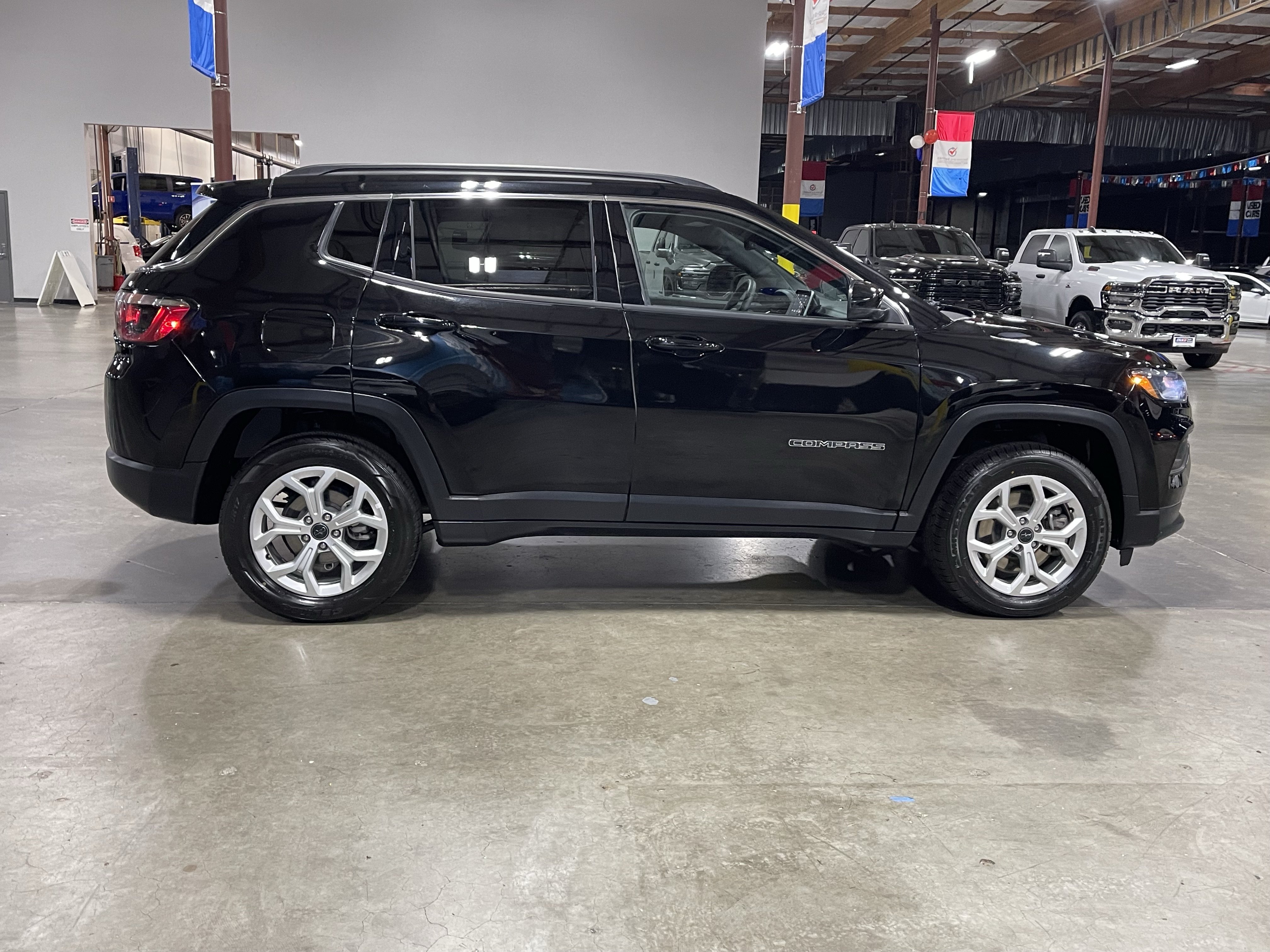 Certified 2025 Jeep Compass Latitude w/ Sun & Sound Group AWD/4WD image 6