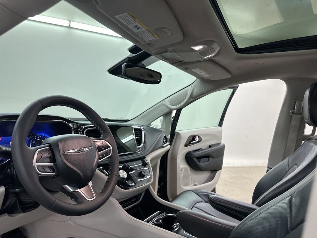 Used 2022 Chrysler Pacifica Limited w/ Uconnect Theater Family Group image 30