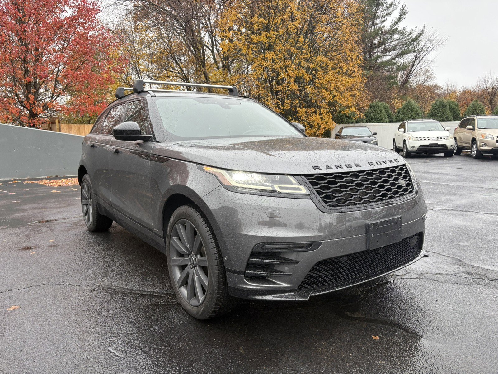 Used 2018 Land Rover Range Rover Velar R-Dynamic HSE image 3