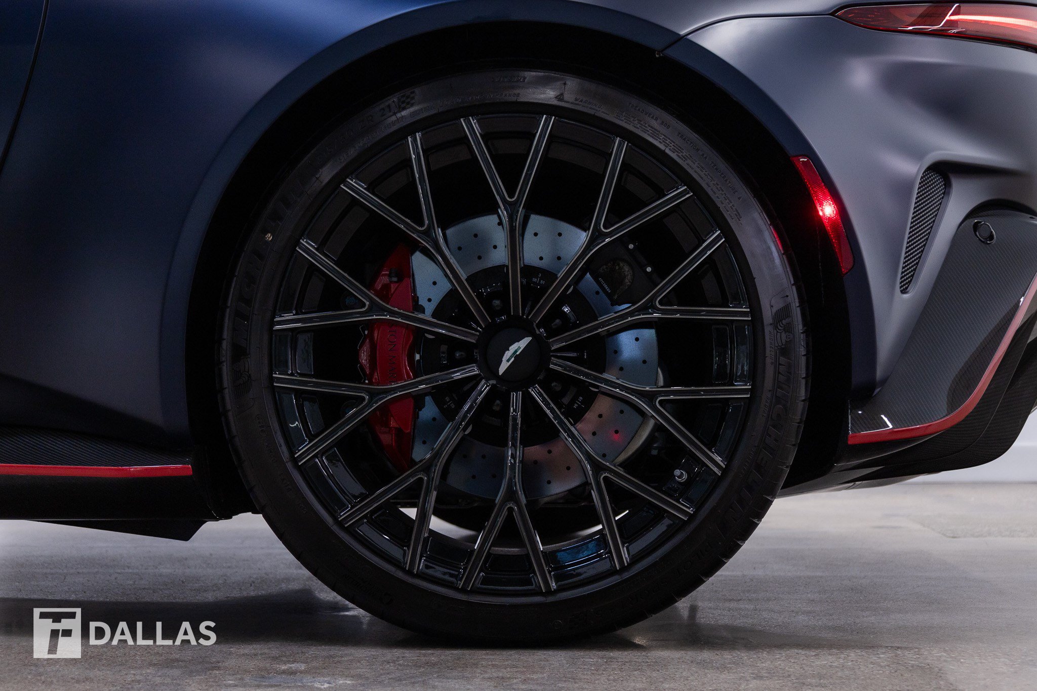 Used 2023 Aston Martin V12 Vantage Roadster RWD image 3