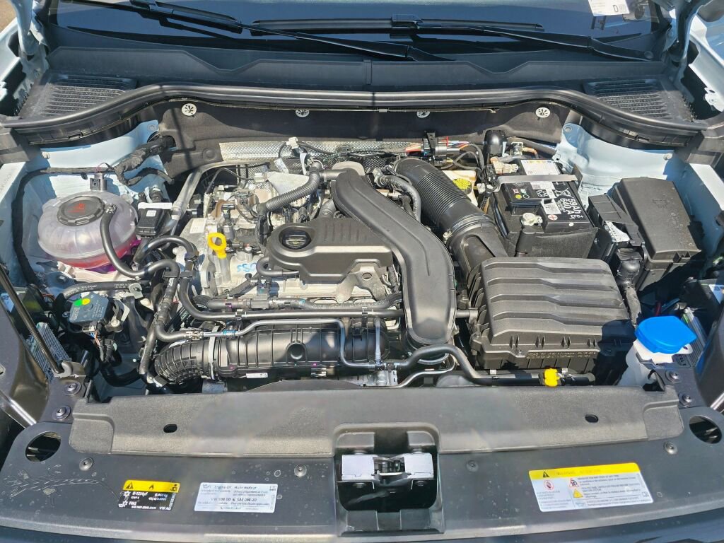New 2025 Volkswagen Taos SE image 16