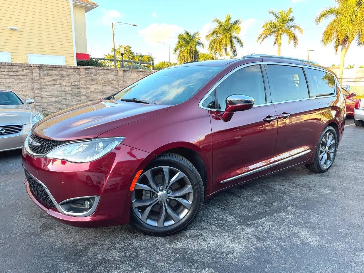 Used 2020 Chrysler Pacifica Limited w/ Tire & Wheel Group FWD image 4