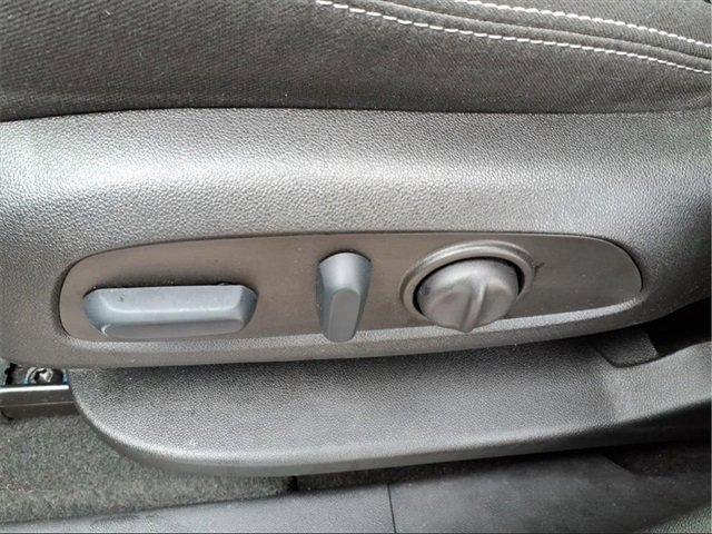 Used 2023 GMC Terrain SLE w/ Driver Convenience Package image 13