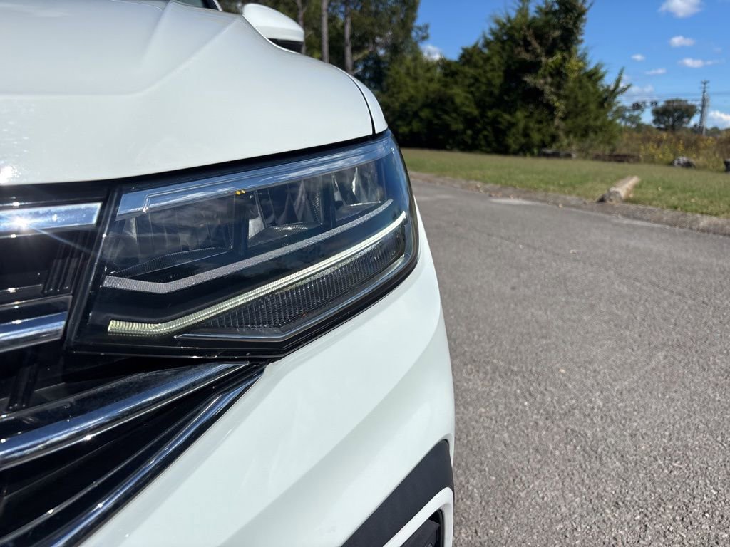 Used 2022 Volkswagen Tiguan SE w/ Panoramic Sunroof Package image 10