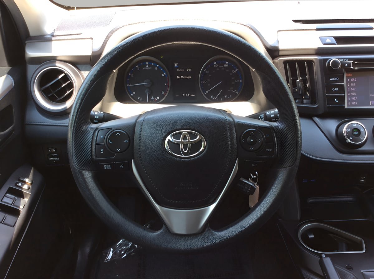 Used 2018 Toyota RAV4 LE FWD image 20