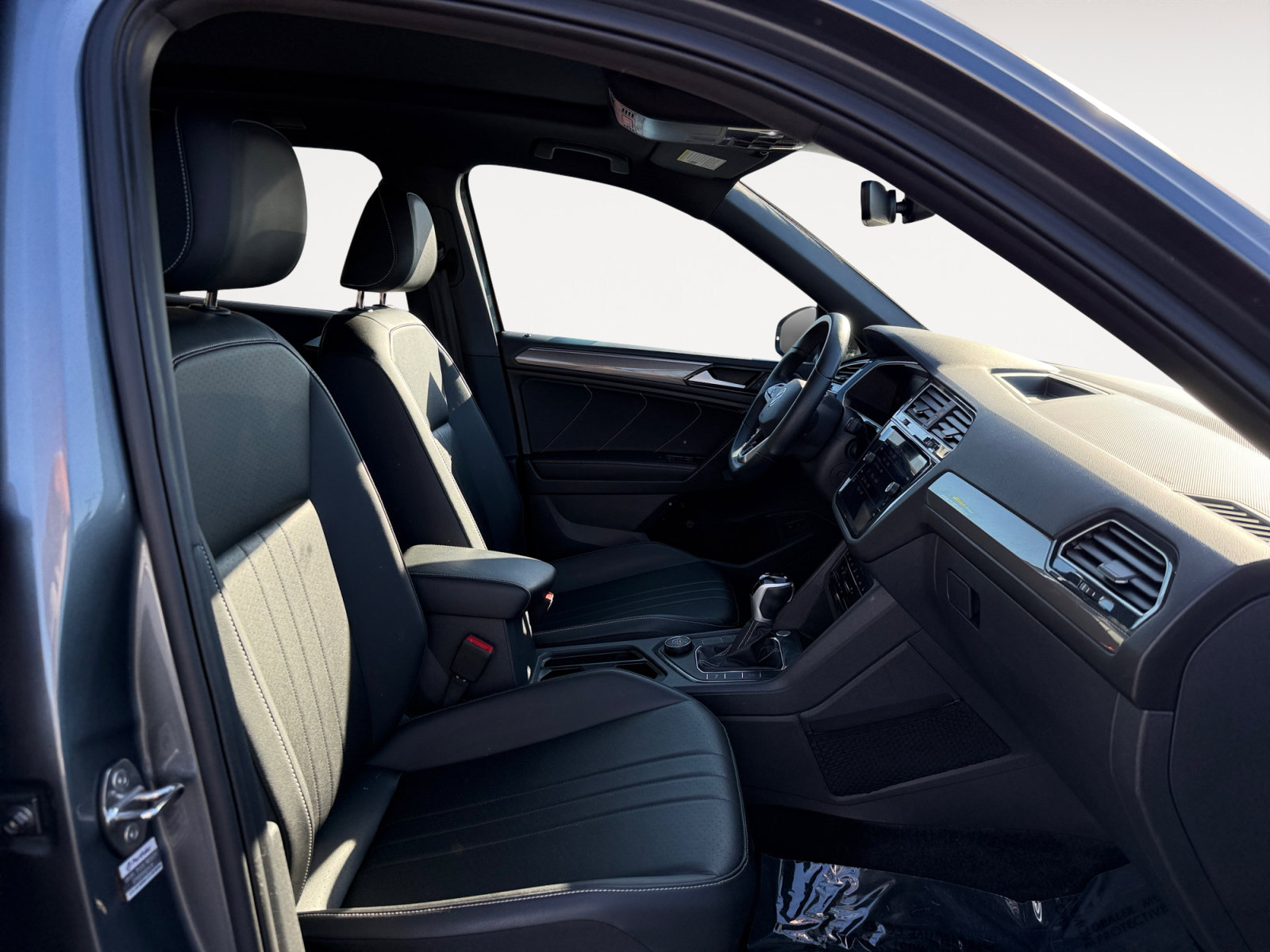 Certified 2024 Volkswagen Tiguan SE R-Line AWD/4WD image 19