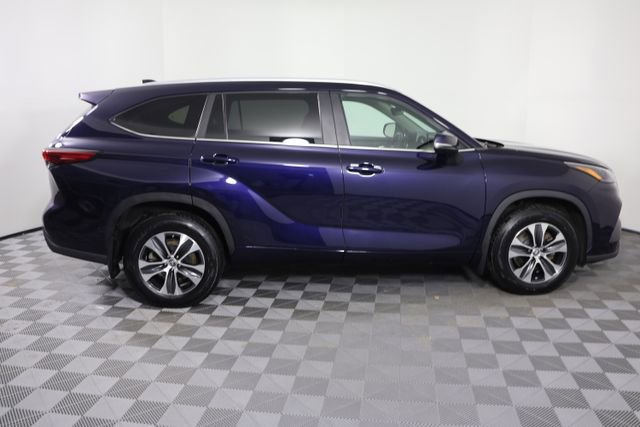 Used 2023 Toyota Highlander XLE image 9