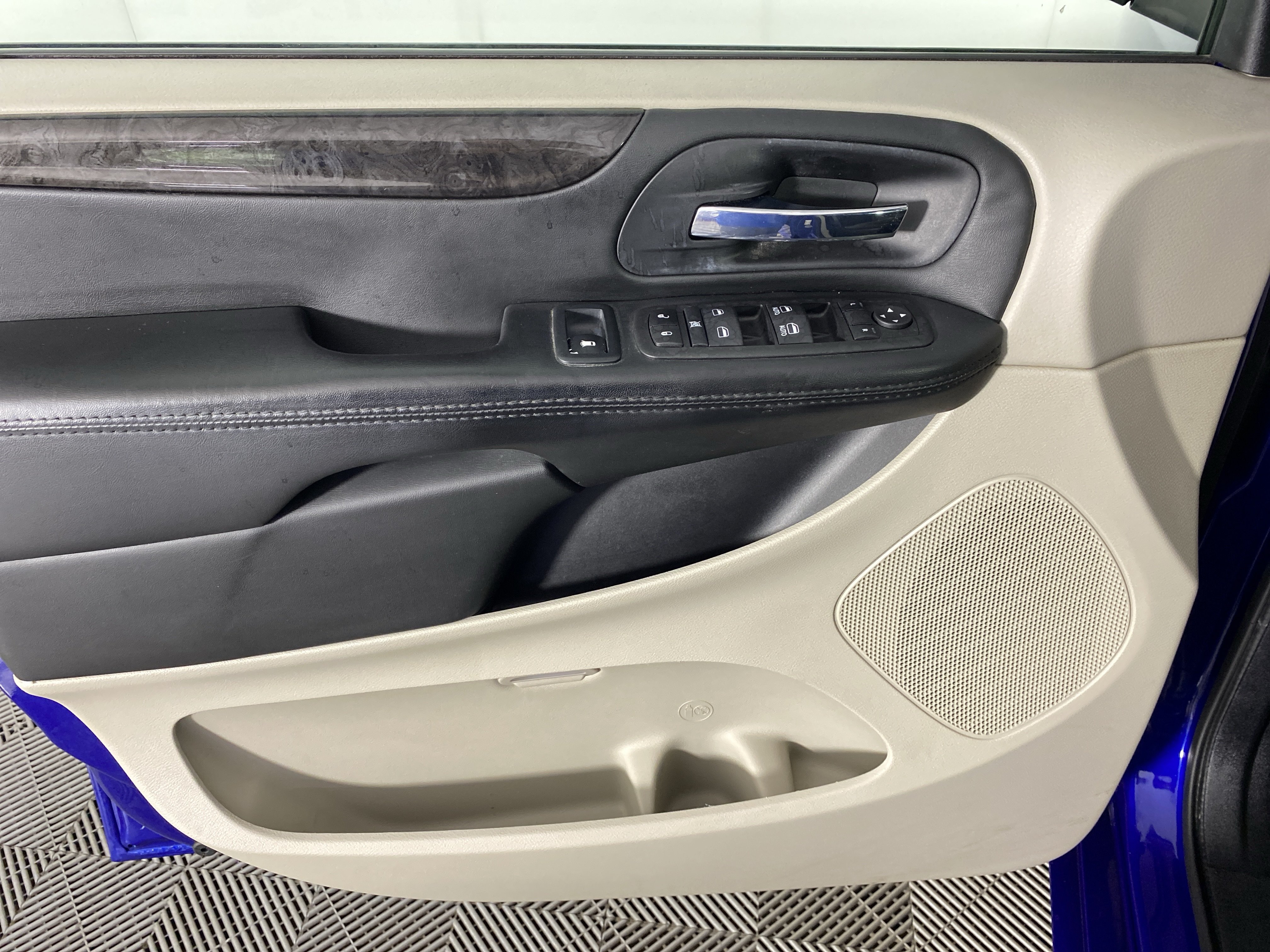 Used 2018 Dodge Grand Caravan SE w/ UConnect Hands-Free Group FWD image 11
