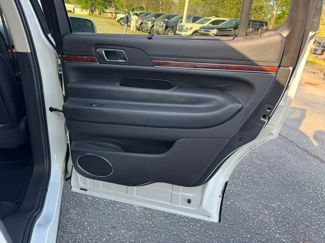 Used 2013 Lincoln MKT FWD image 12