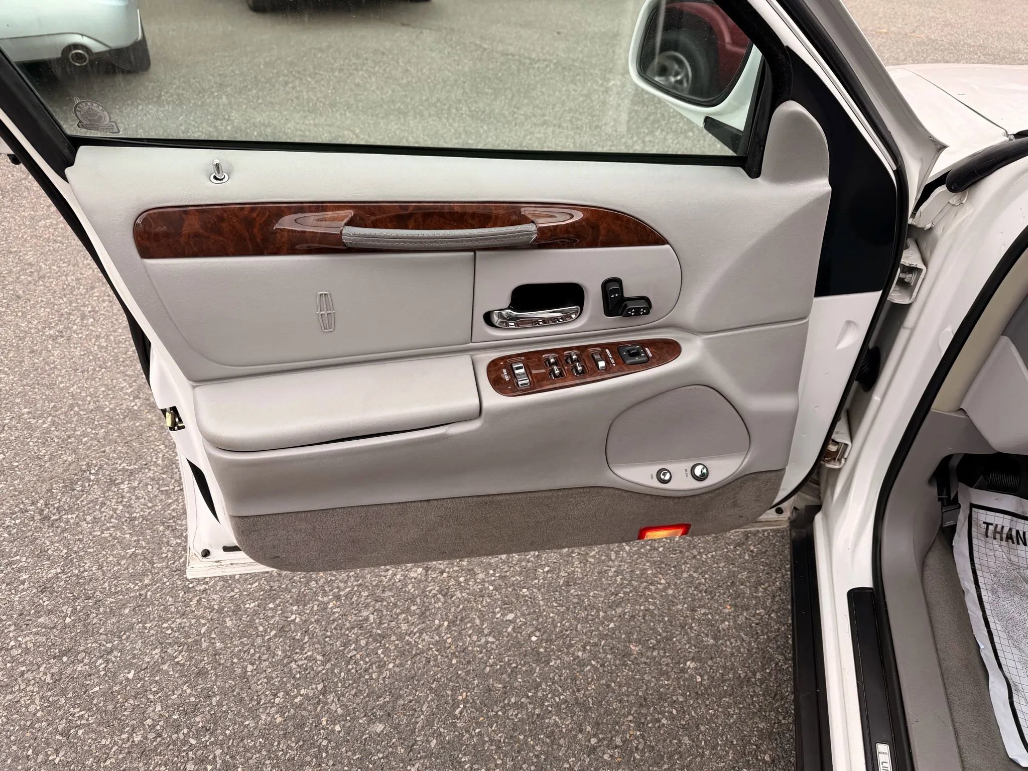 Used 2001 Lincoln Town Car Executive image 10