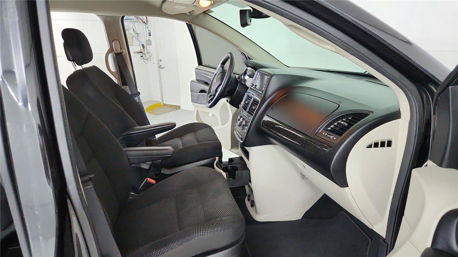 Used 2020 Dodge Grand Caravan SE FWD image 18