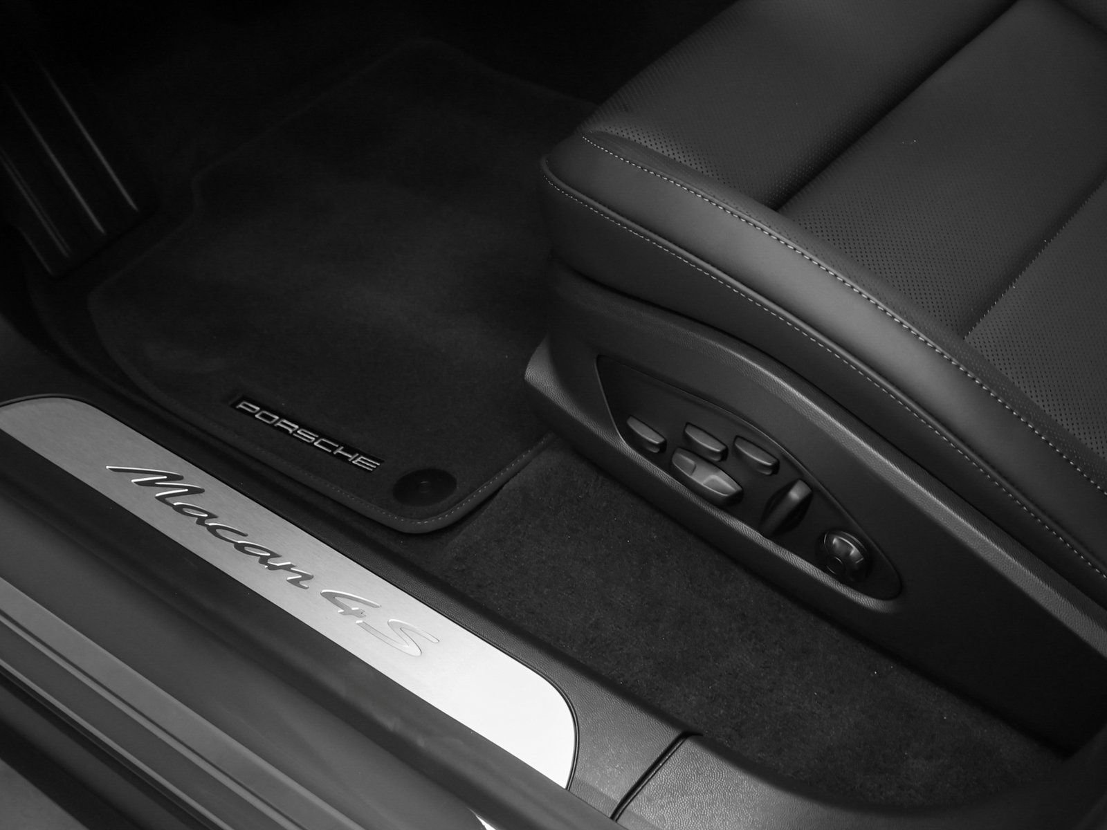 New 2025 Porsche Macan 4S Electric image 32