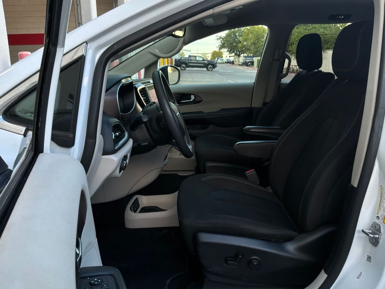 Used 2023 Chrysler Voyager LX FWD image 9