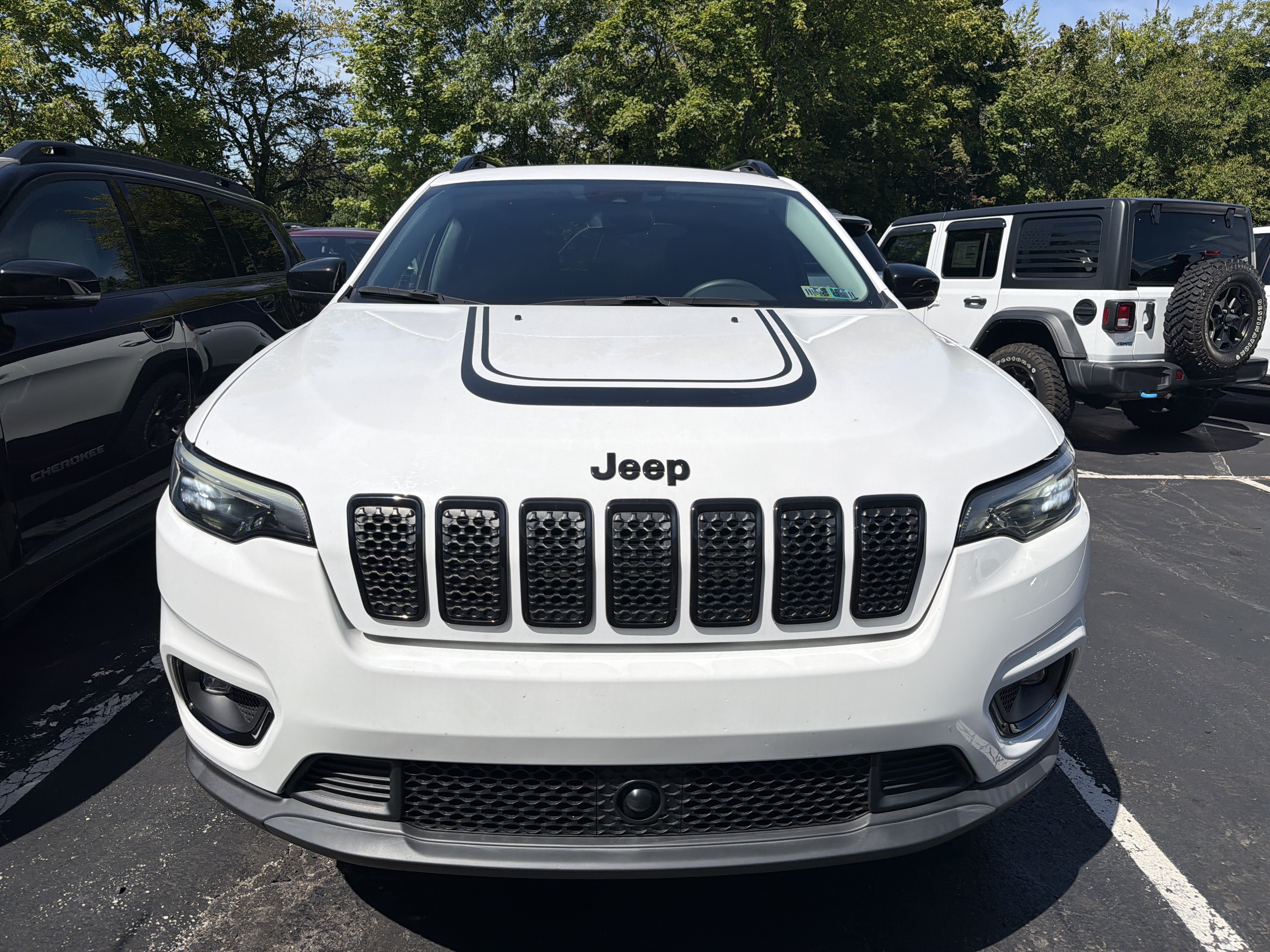 Used 2022 Jeep Cherokee Latitude w/ Sun & Sound Group AWD/4WD image 2