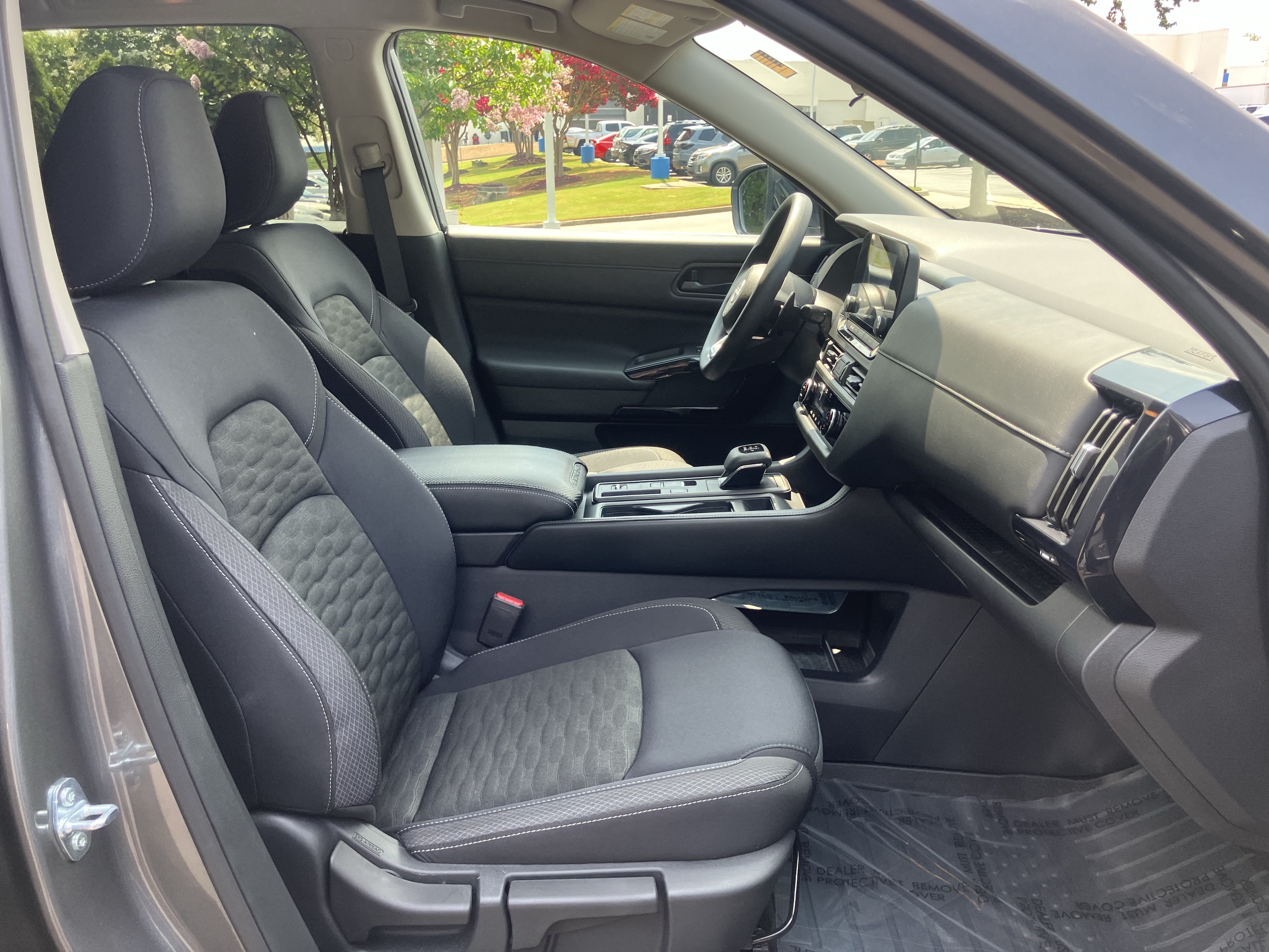 Used 2025 Nissan Pathfinder S FWD image 34