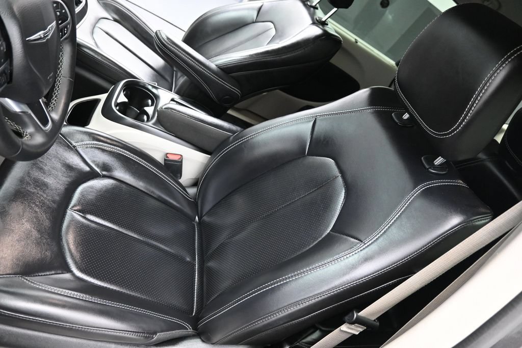 Used 2023 Chrysler Pacifica Touring-L FWD image 11