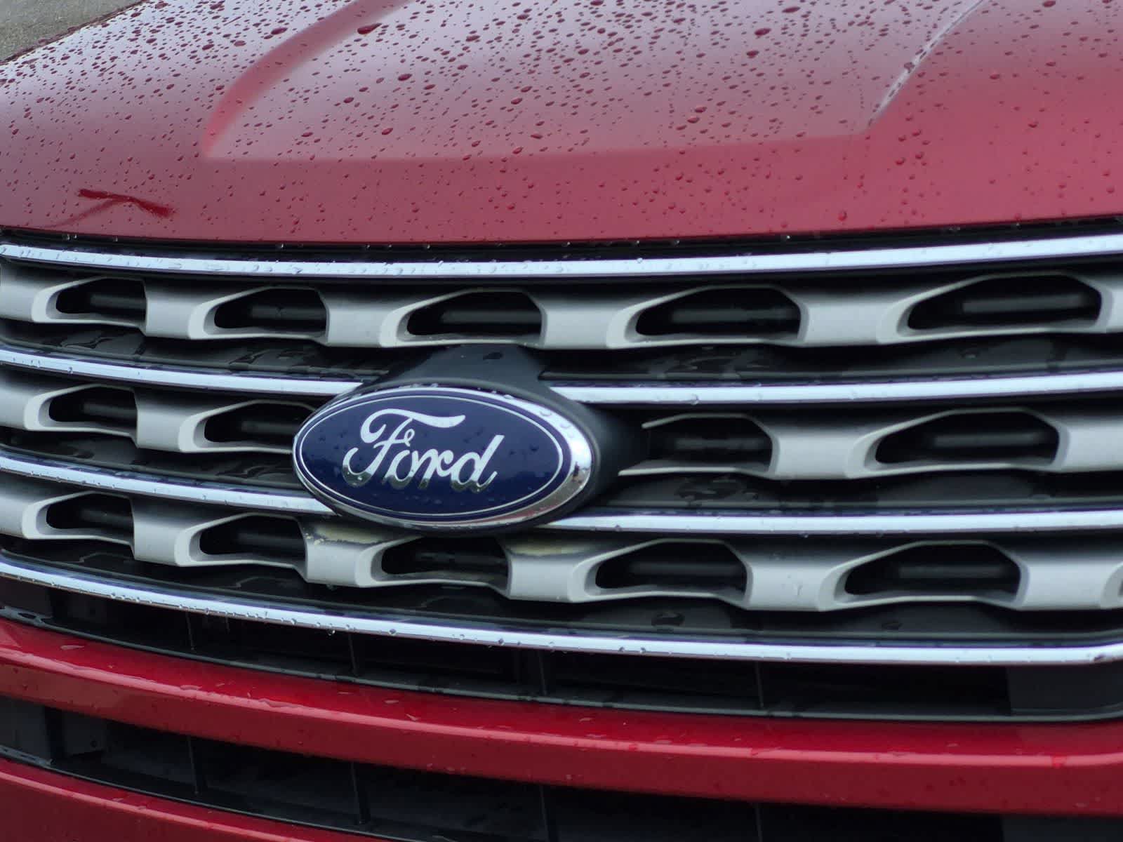 Used 2017 Ford Explorer XLT w/ Equipment Group 202A AWD/4WD image 12