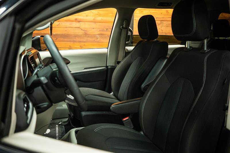 Used 2024 Chrysler Voyager LX image 9