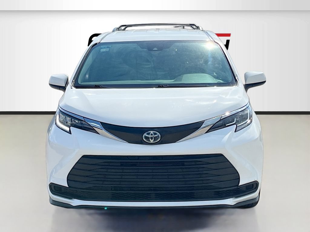 Used 2023 Toyota Sienna LE FWD image 2