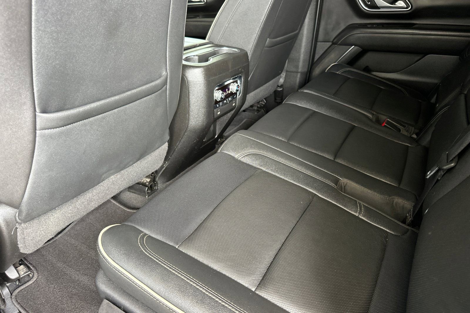 Used 2022 GMC Yukon XL SLT w/ SLT Luxury Package RWD image 12