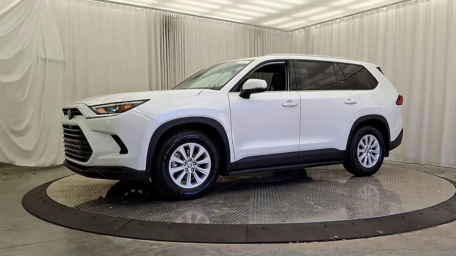 Used 2024 Toyota Grand Highlander XLE image 3