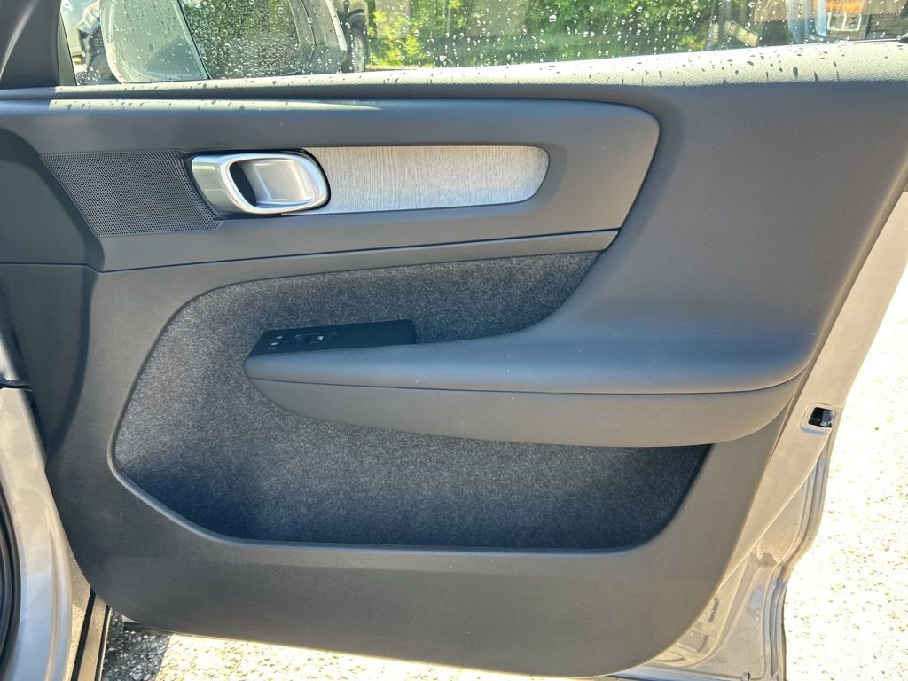 Used 2025 Volvo XC40 B5 Plus image 24