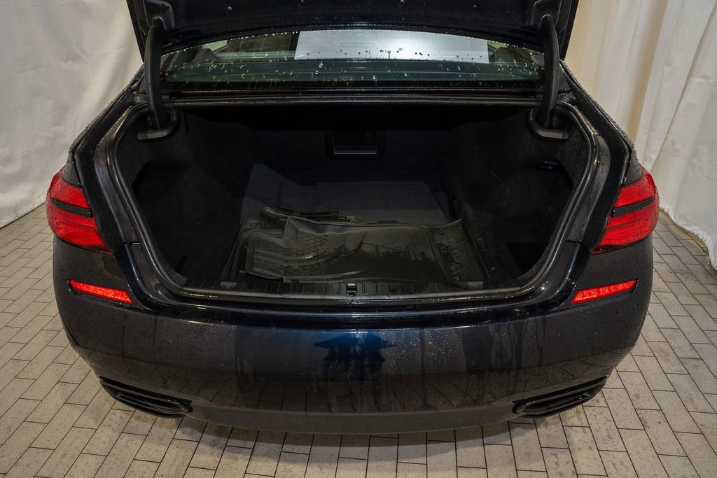 Used 2019 BMW 740i w/ M Sport Package image 5