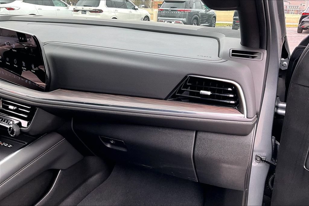 Used 2025 Chevrolet Suburban Premier AWD/4WD image 22