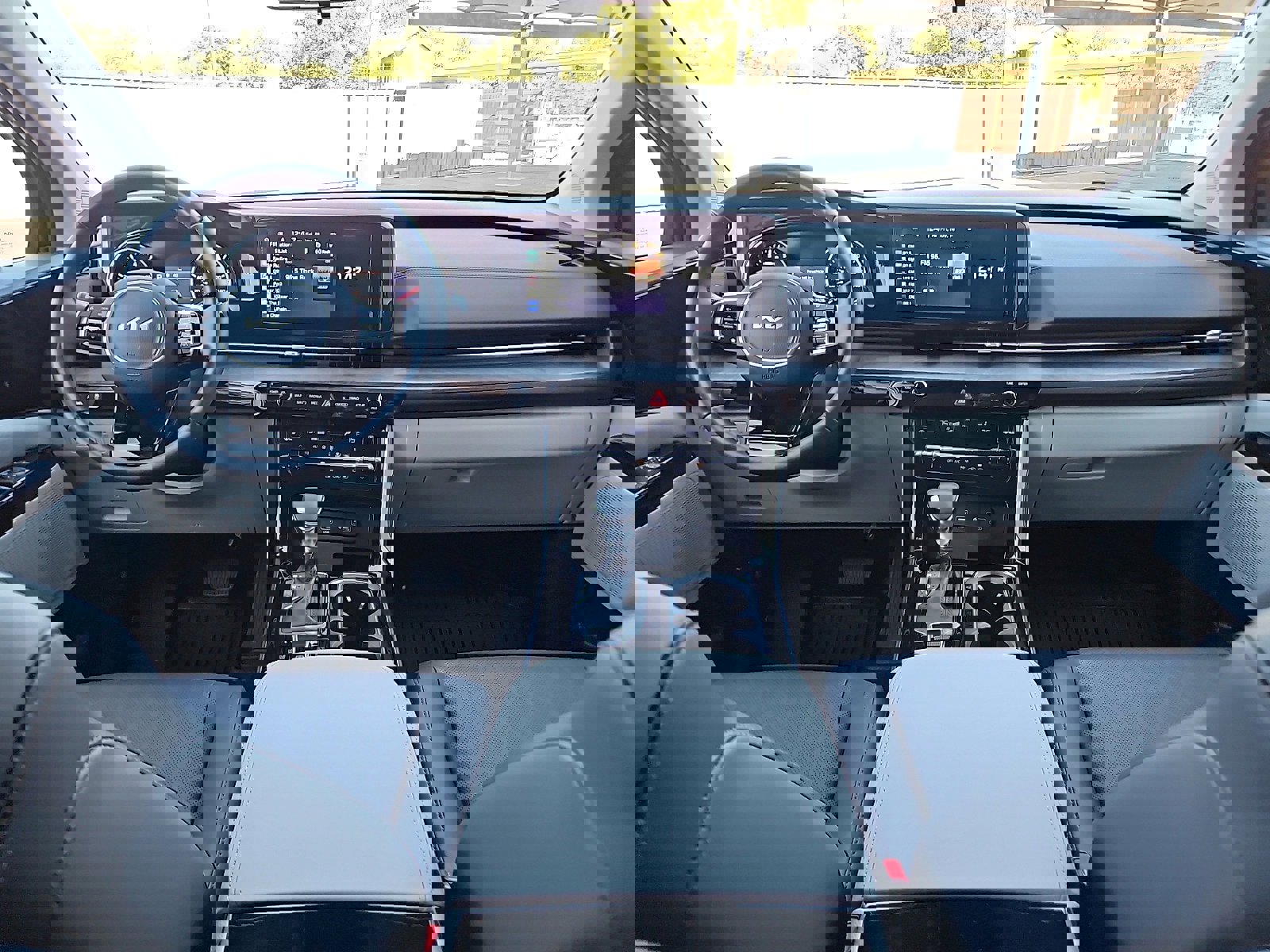 Used 2024 Kia Carnival EX image 8