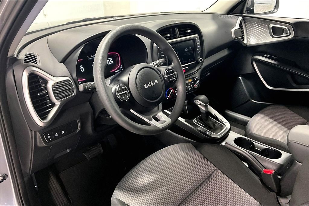 Used 2025 Kia Soul LX w/ LX Technology Package image 16
