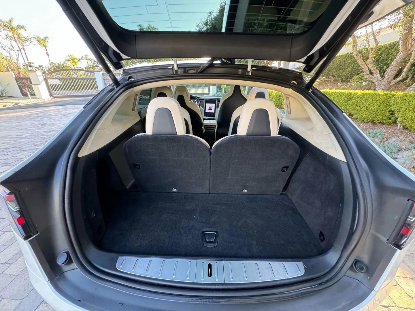 Used 2017 Tesla Model X 75D image 32