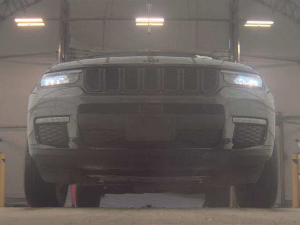 Used 2023 Jeep Grand Cherokee L Limited w/ Black Appearance Package AWD/4WD image 3