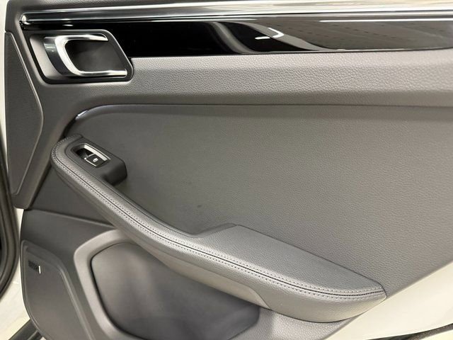 Certified 2025 Porsche Macan AWD/4WD image 33