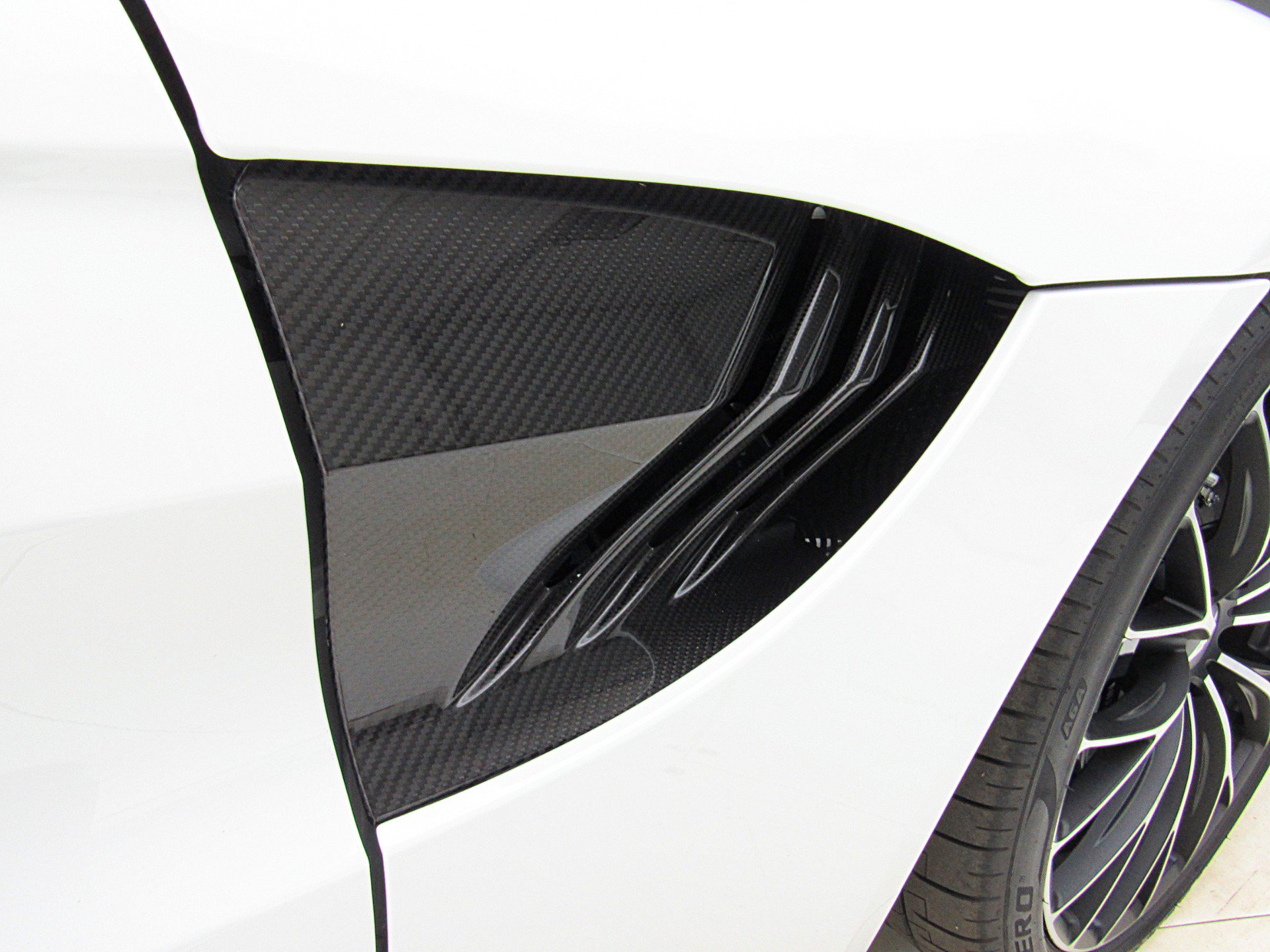 Used 2023 Aston Martin V8 Vantage Roadster RWD image 18