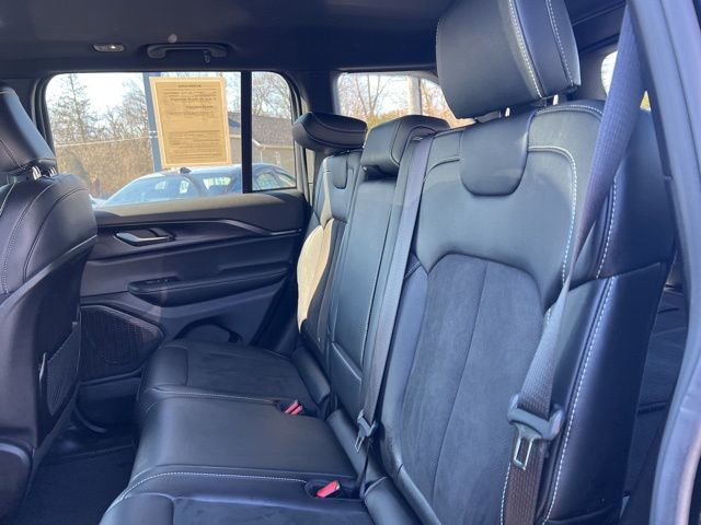 Used 2025 Jeep Grand Cherokee Altitude image 18