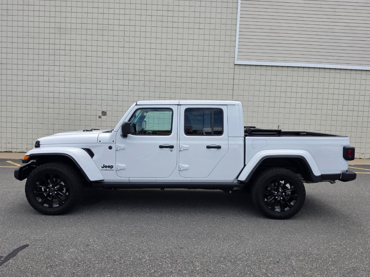 Used 2025 Jeep Gladiator Sport AWD/4WD image 4