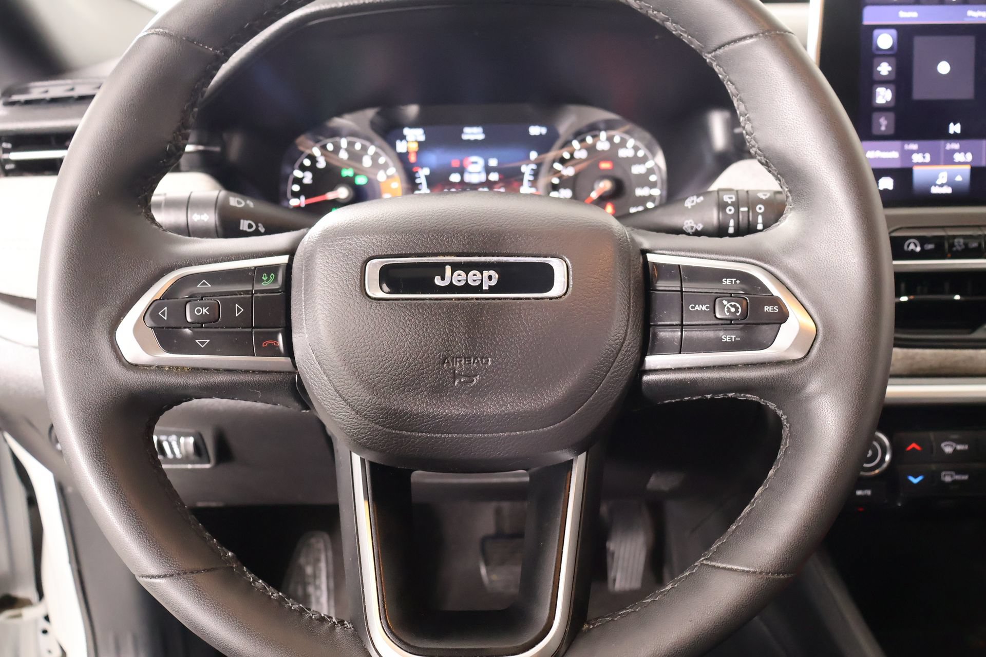 Used 2024 Jeep Compass Latitude w/ Convenience Group AWD/4WD image 3