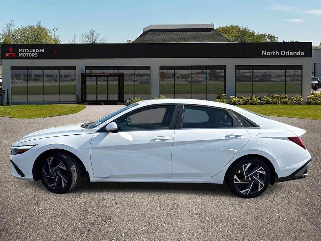 Used 2024 Hyundai Elantra SEL w/ Convenience Package image 2
