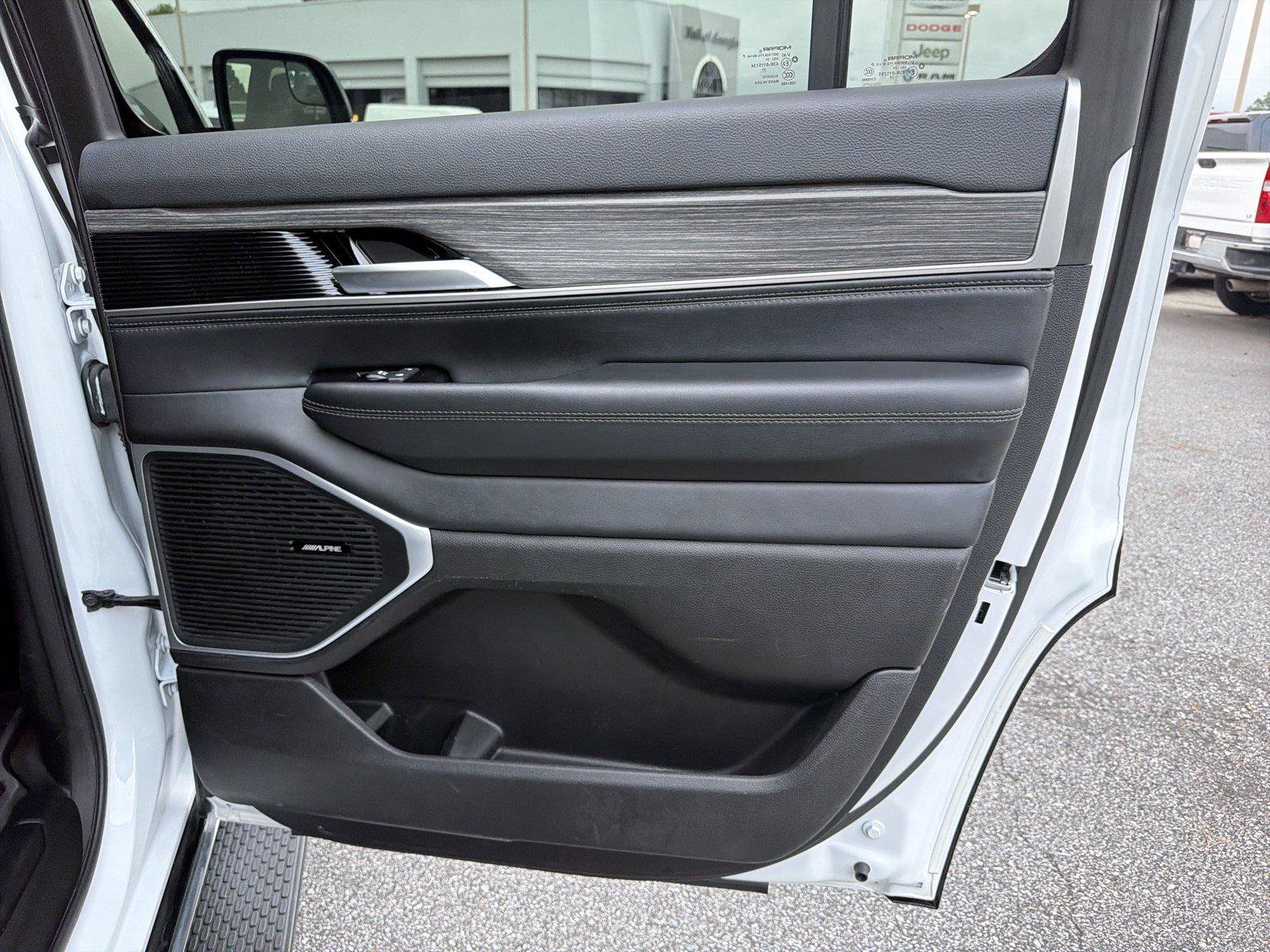 Used 2024 Jeep Wagoneer Series II w/ Flexible Seating Group RWD image 14