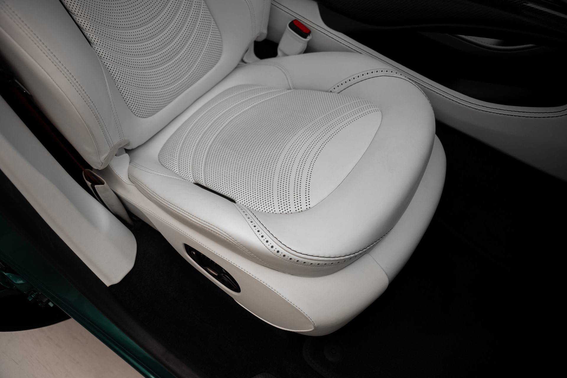 Used 2023 Aston Martin DBX AWD/4WD image 67