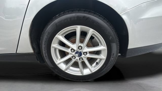 Used 2016 Ford Focus SE w/ SE Cold Weather Package FWD image 30