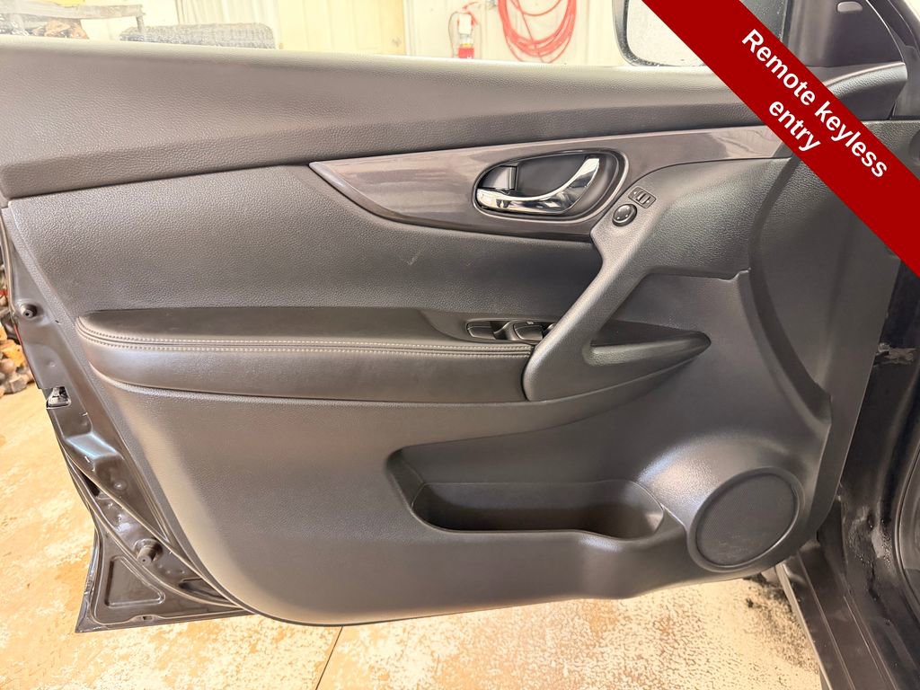 Used 2020 Nissan Rogue SV image 19