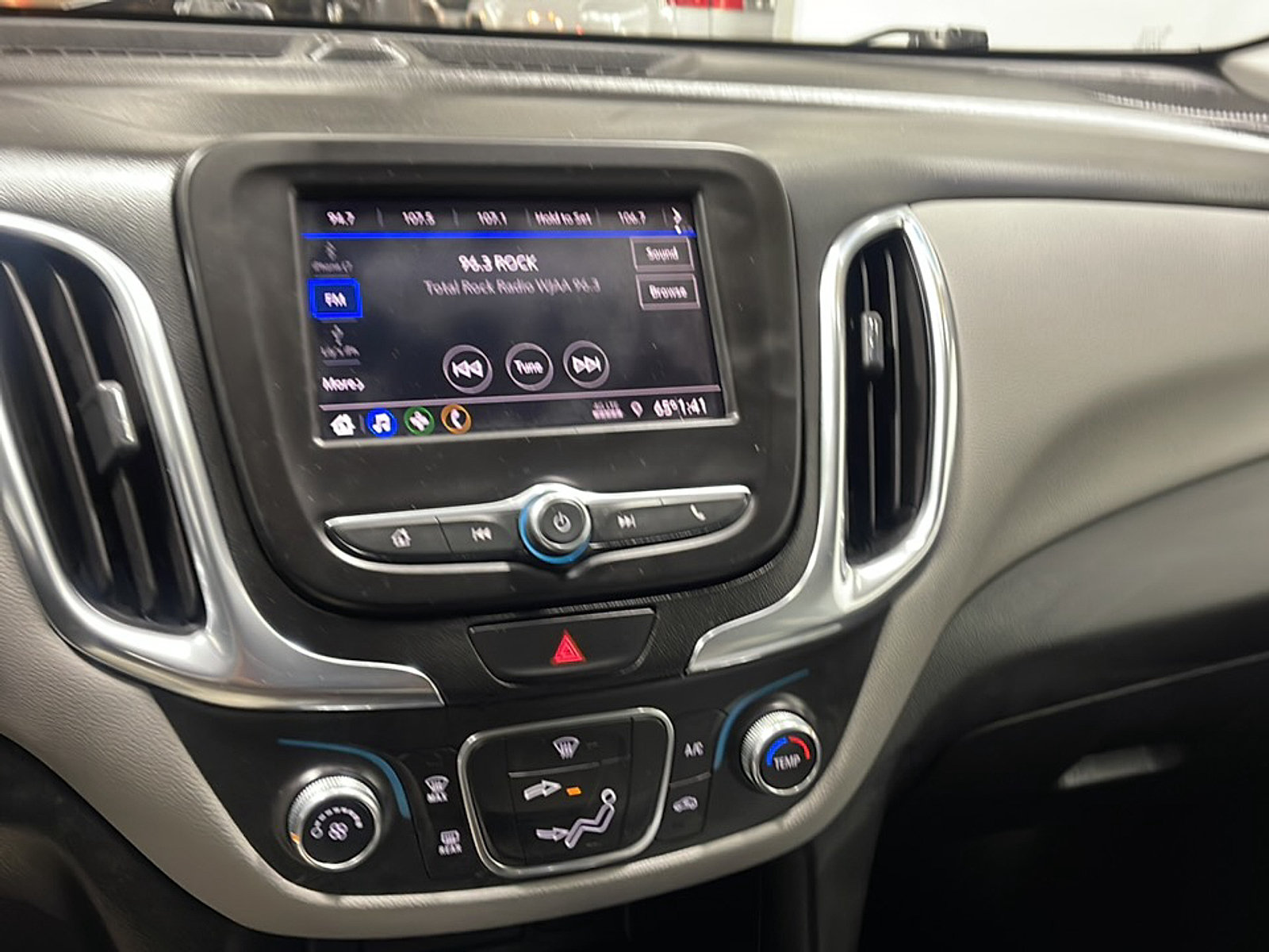 Used 2020 Chevrolet Equinox LS w/ LS Convenience Package FWD image 8