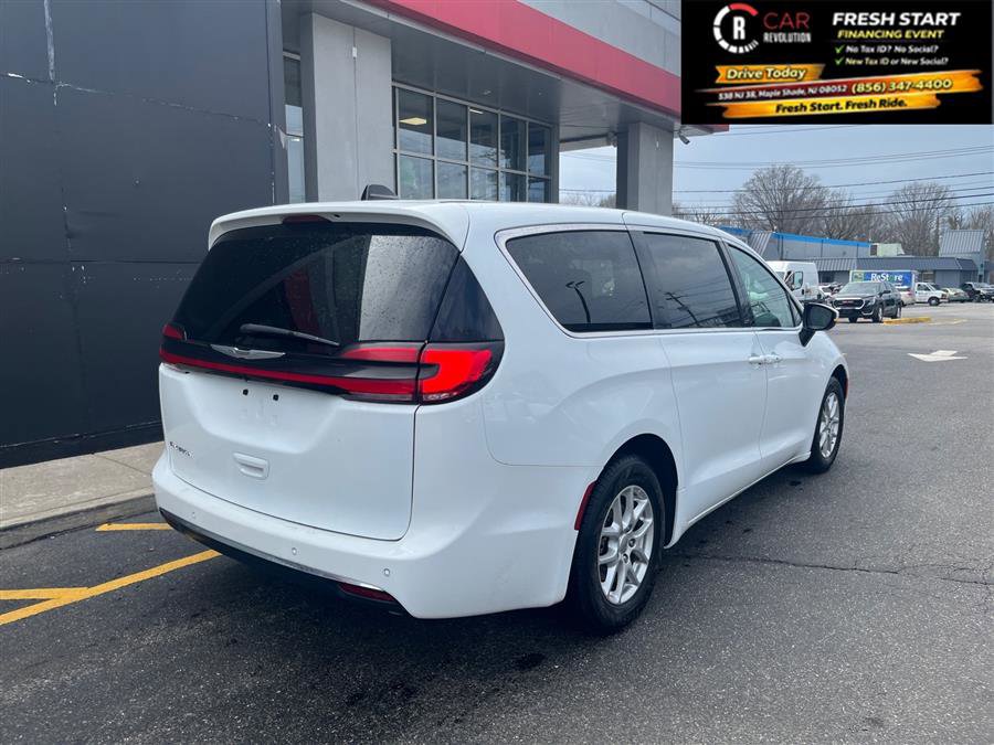 Used 2023 Chrysler Pacifica Touring-L FWD image 6