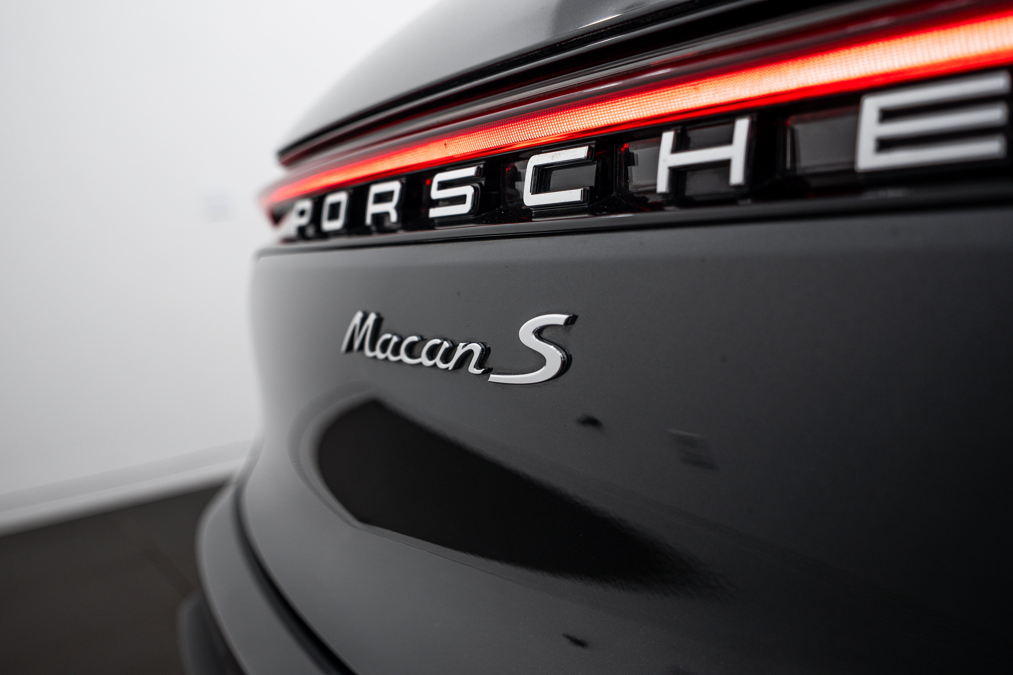 Certified 2024 Porsche Macan S AWD/4WD image 26
