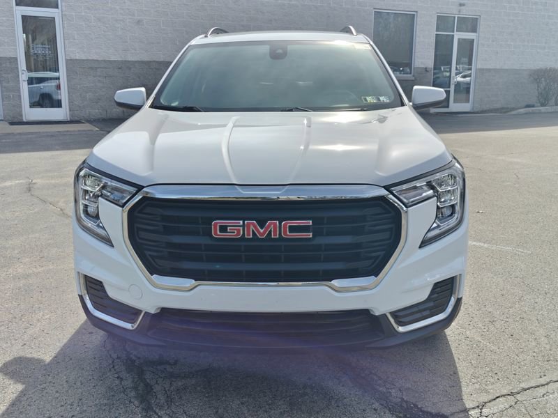 Used 2023 GMC Terrain SLE w/ Driver Convenience Package image 2