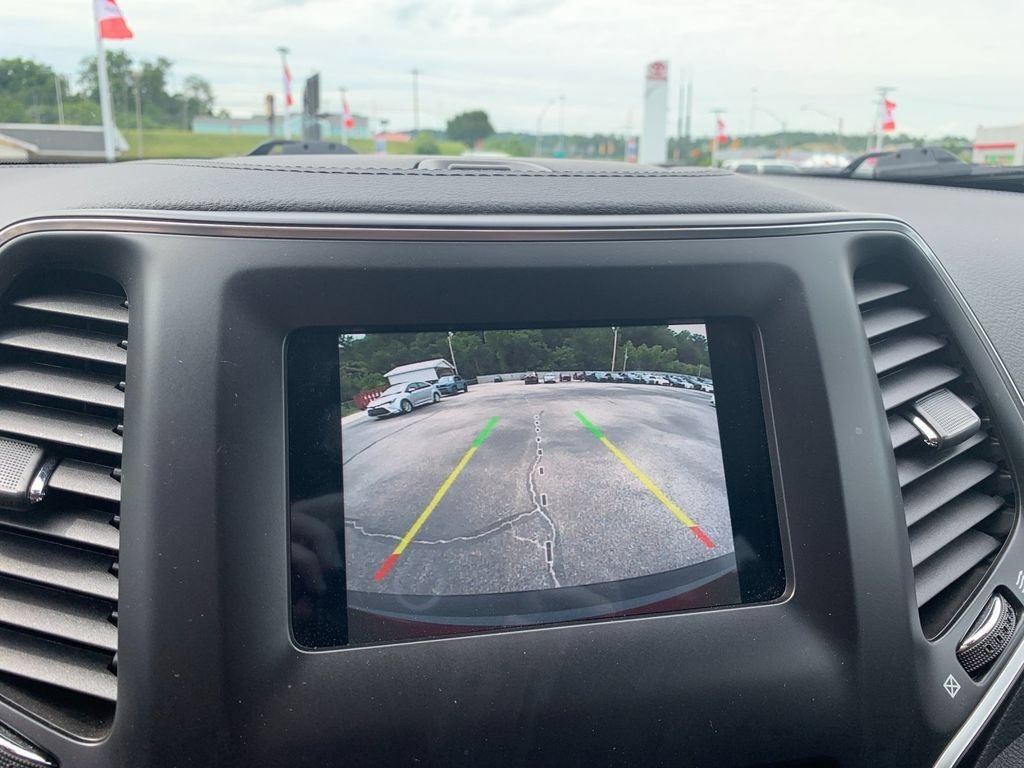 Used 2019 Jeep Cherokee Latitude Plus AWD/4WD image 21