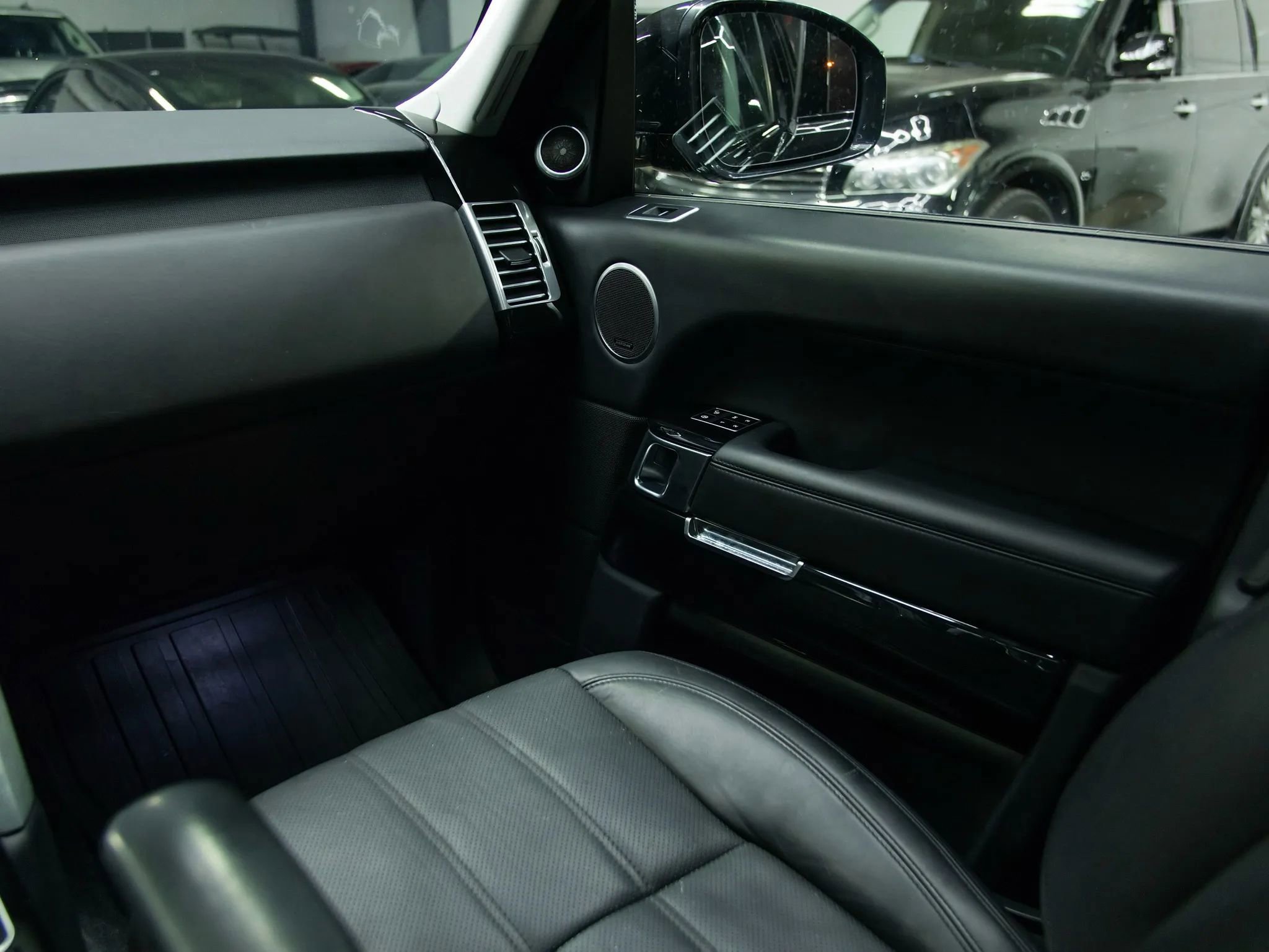 Used 2015 Land Rover Range Rover Supercharged image 37